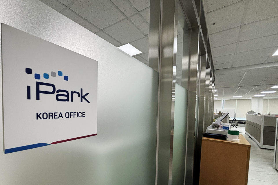 KBIOHealth 신약개발센터 안에 구성된 아이파크 한국사무소 현판