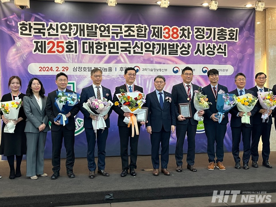 W바카라ners of the 25th Korea New Drug Development Awards 바카라 the new drug development and technology export categories capture a celebratory moment. (Photo by Reporter Dae-Yeol Nam)