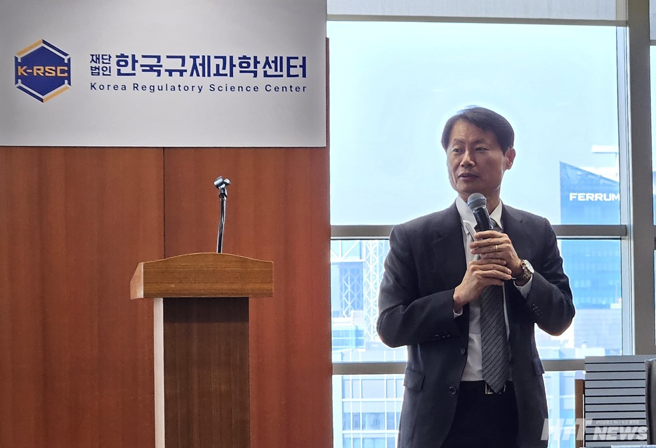 김강립 연세대학교 보건대학원 특임교수가 13일 한국규제과학센터가 개최한 제1회 규제과학 미디어포럼에서 발표하고 있다. / 사진=황재선 기자