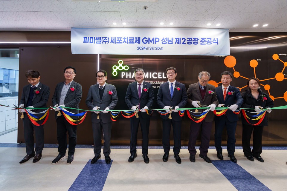 김현수 파미셀 대표이사(왼쪽에서 네번째)와 노연홍 한국제약바이오협회 회장(왼쪽에서 다섯번째)을 비롯한 관계자들이 20일 파미셀 첨단바이오의약품 생산 GMP 제2공장 준공식에 참석해 테이프 커팅식을 하고 있다. / 사진=파미셀