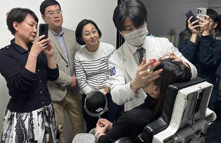 휴젤이 몽골 의료전문가를 대상으로 '보툴렉스' 세미나를 개최했다. /사진=휴젤