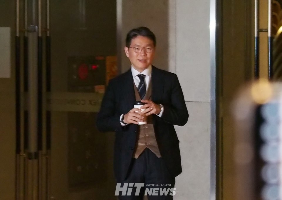 1. 8시 40분경 가장 먼저 도착한 임종훈 전 사장이 상황을 지켜보고 있다.