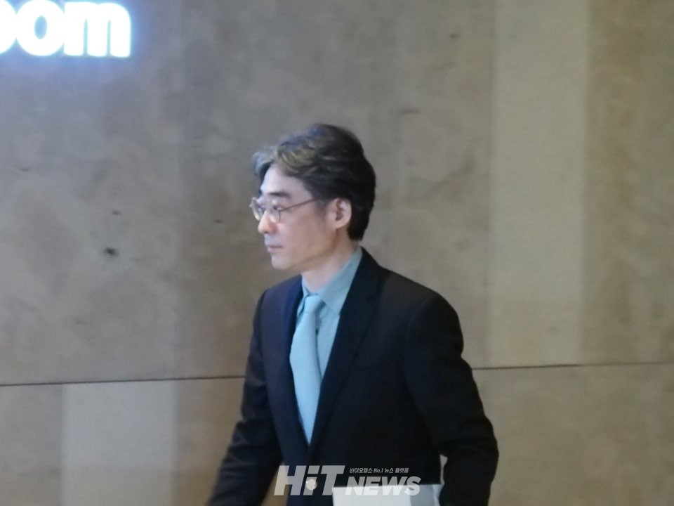 2. 9시 10분경 임종윤 전 사장이 총회장으로 입장하고 있다.