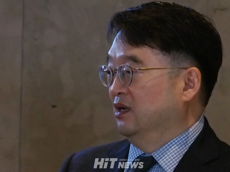 3. 이우현 OCI홀딩스 회장이 총회장 진입 전 입장을 전하고 있다. 이우현 회장은 늦어진 점을 사과하며 ‘이번 총회 결과를 지켜보겠다’고만 답했다.