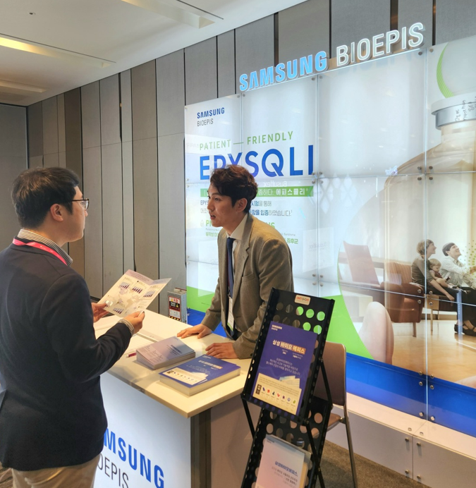남대열 히트뉴스 기자(사진 왼쪽)가 삼성바이오에피스 관계자를 만나 에피스클리에 대한 이야기를 나누고 있다. / 사진=삼성바이오에피스