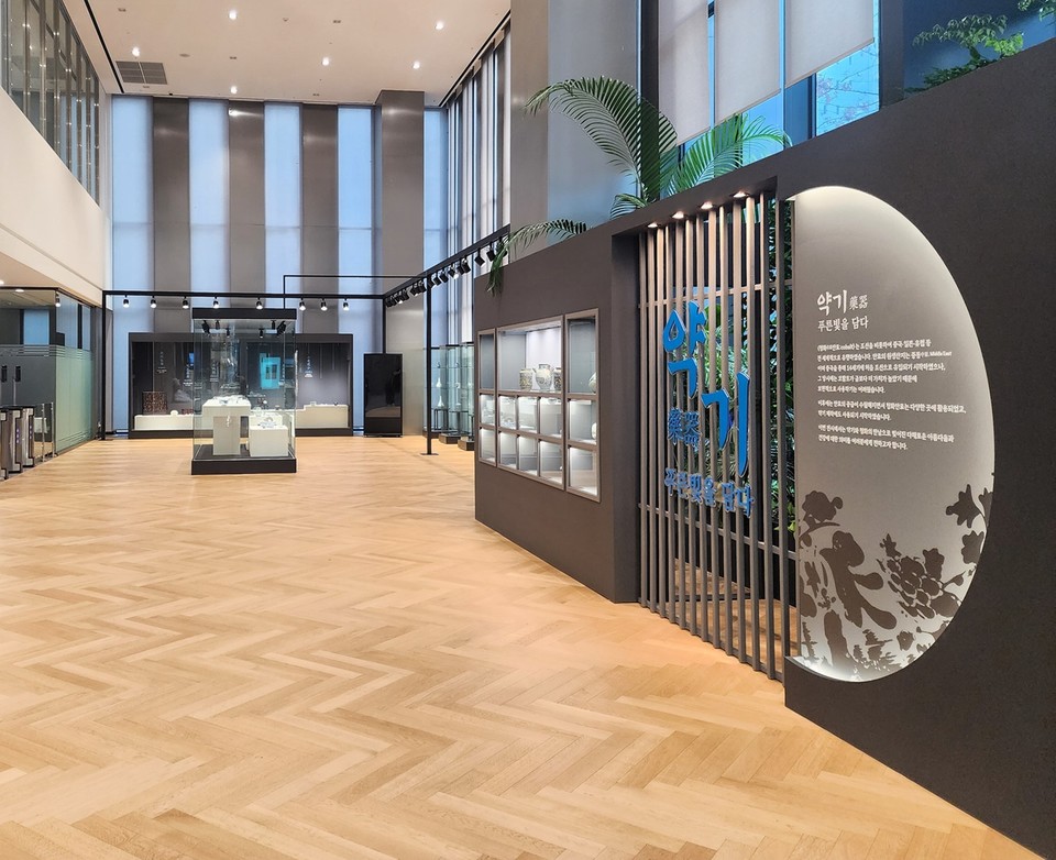 한독의약박물관 서울 개관 특별전 '약기(藥器) 푸른빛을 담다' 내부 모습 / 사진=한독의약박물관