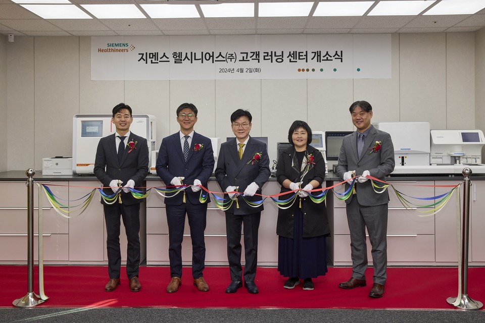 2일 진행된 지멘스헬시니어스 '러닝 센터' 개소식 모습. (사진 왼쪽부터) 김동휘 지멘스헬시니어스 러닝센터 센터장, 박영배 지멘스헬시니어스 진단사업본부장, 이명균 대표이사, 조영란 수석팀장, 김명석 팀장 / 사진=지멘스헬시니어스