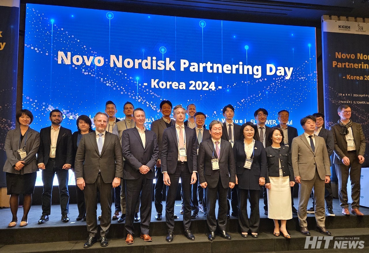 한국보건산업진흥원 및 노보노디스크 관계자와 심포지엄 좌장 및 패널들이 기념 촬영을 하고 있다. 