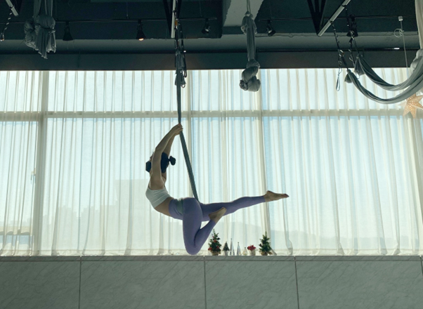 이지영 팀장은 플라잉 요가는 물론 폴 댄스, 필라테스 지도자 자격증을 가지고 있다.