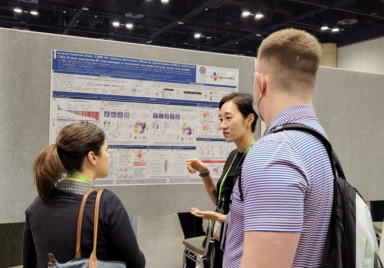 지난해 열린 AACR 2023에서 CJ바이오사이언스 연구원이 CJRB-101 관련 연구 결과를 포스터 형태로 발표하고 있다. / 사진=CJ바이오사이언스