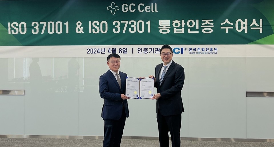 (사진 왼쪽부터) 이정명 한국준법진흥원장, 제임스 박 지씨셀 대표 / 사진=지씨셀