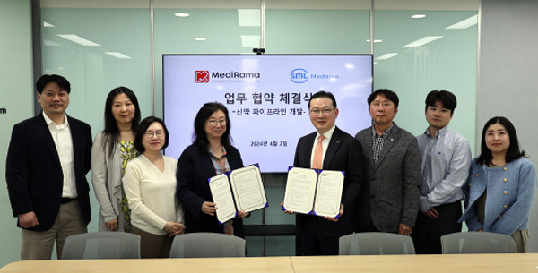 메디라마 문한림 대표(왼쪽에서 네번째)와 SML메디트리 이동수 대표(오른쪽서 네번째).