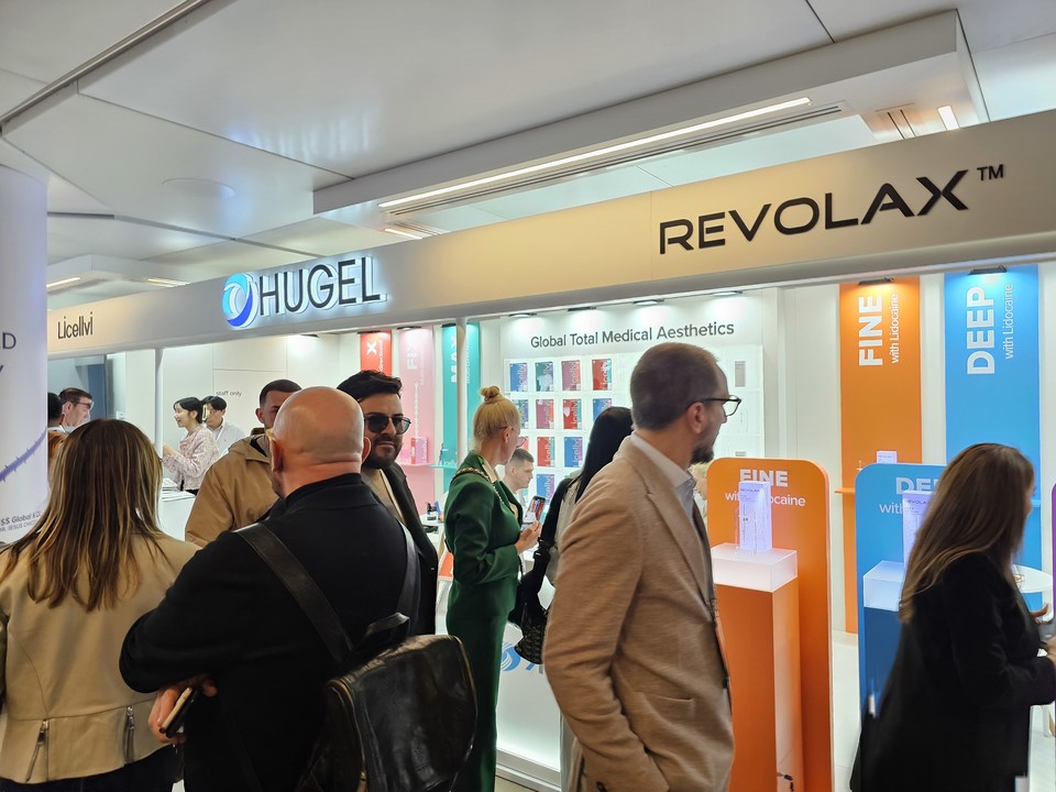 휴젤이 'AMWC Monaco 2024'에 참가해 자사 제품들을 홍보하고 있다. / 사진=휴젤