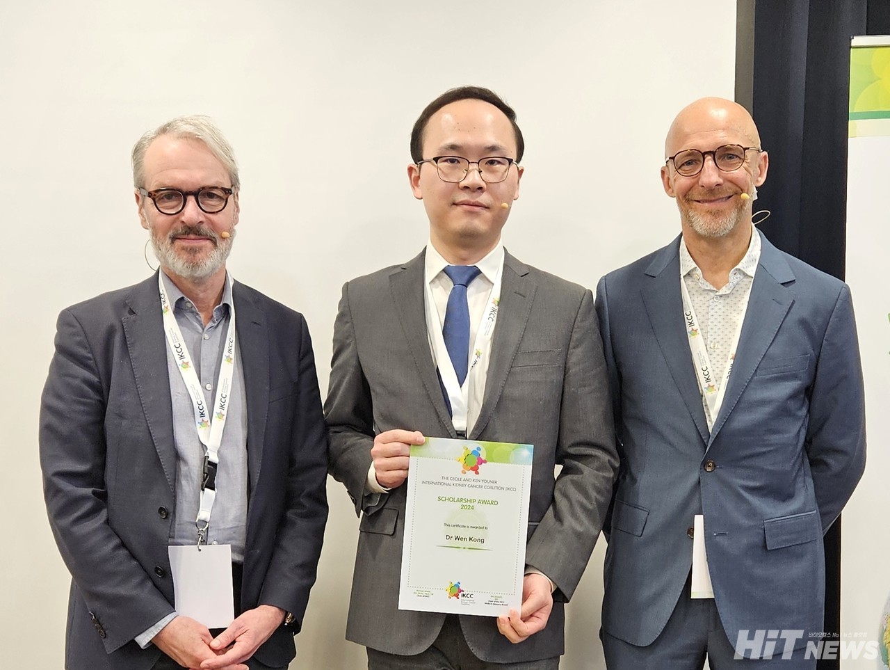 올해 Cecile and Ken Youner 메이저 바카라 사이트 Scholarship 수상자로 선정된 '웬 콩(Wen Kong)' 중국 상하이 렌지 병원 박사(가운데)