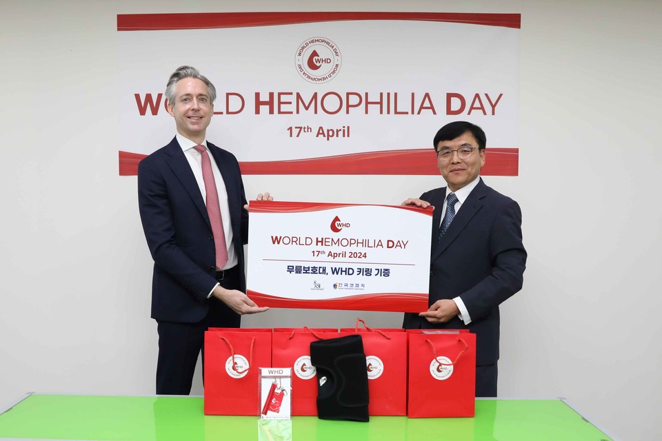노보 노디스크제약의 희귀질환사업부가 한국코헴회에 무릎보호대와 키링을 기부했다. / 사진=노보 노디스크제약