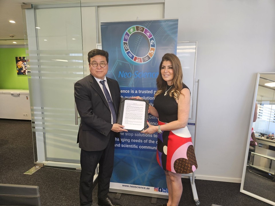 (사진 왼쪽부터) 박준형 쓰리빅스 대표가 나디아 아부 히즐레(Nadia Abu Hijleh) 네오사이언스(Neo-Science) 대표와 기념 촬영을 하고 있다. / 사진=쓰리빅스