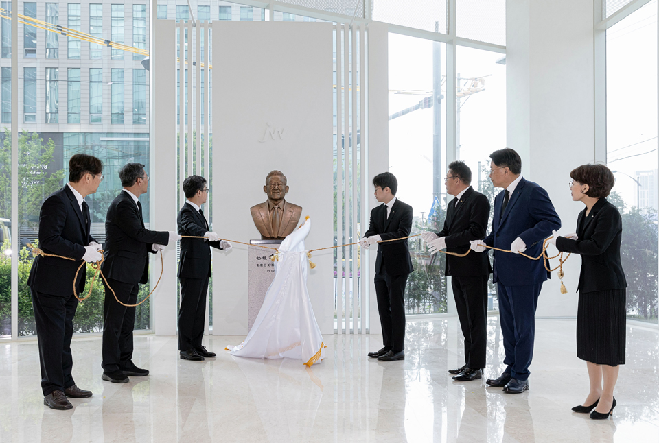 고(故) 이종호 명예회장의 흉상을 공개하는 제막식이 이뤄지고 있다.