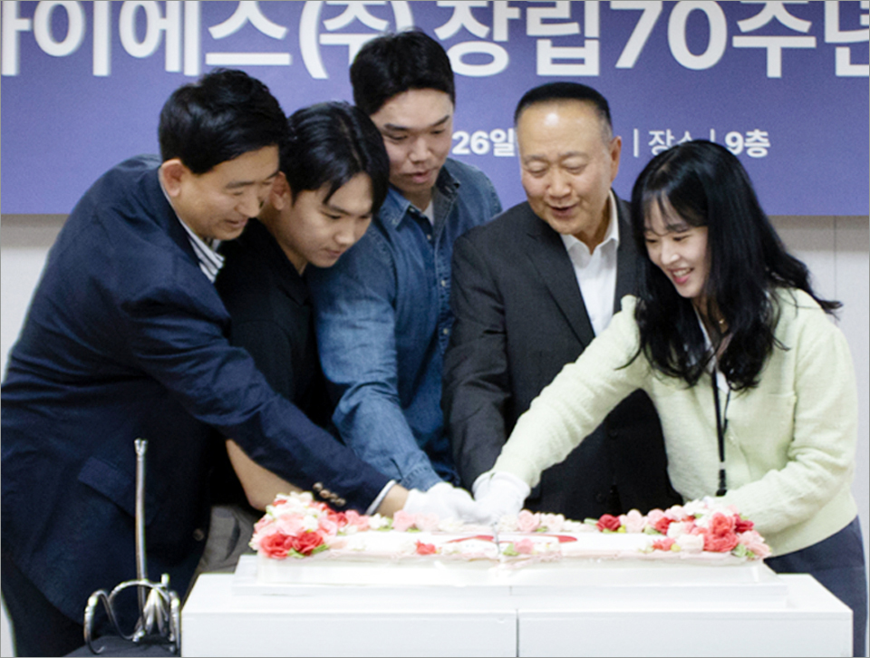 윤석근 회장(윗 사진 왼쪽부터 4번째)과 임직원들이 창립 70주년 기념식 케익을 절단하고 있다.