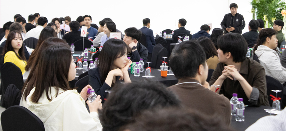 임직원들은 창립 70주년을 자축하며 향후 100년의 비전을 공유했다.