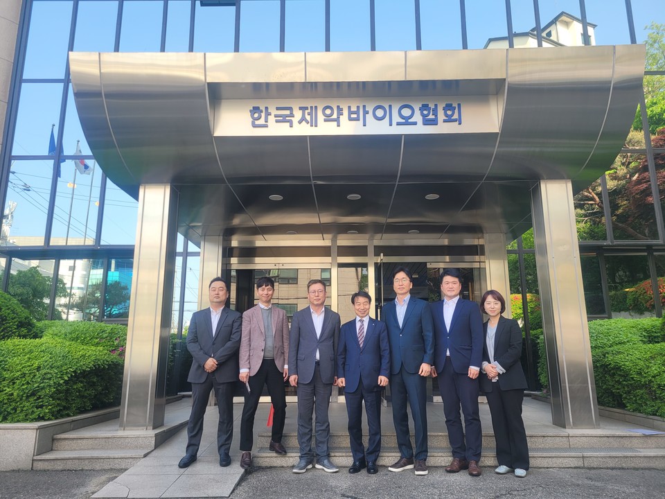 (왼쪽부터) 노석문 안국약품 부장, 최재호 대원제약 부장, 이택기 동화약품 이사, 최천옥 한림제약 상무, 문종훈 종근당 이사, 이용석 신풍제약 부장, 이혜정 건일제약 부장.