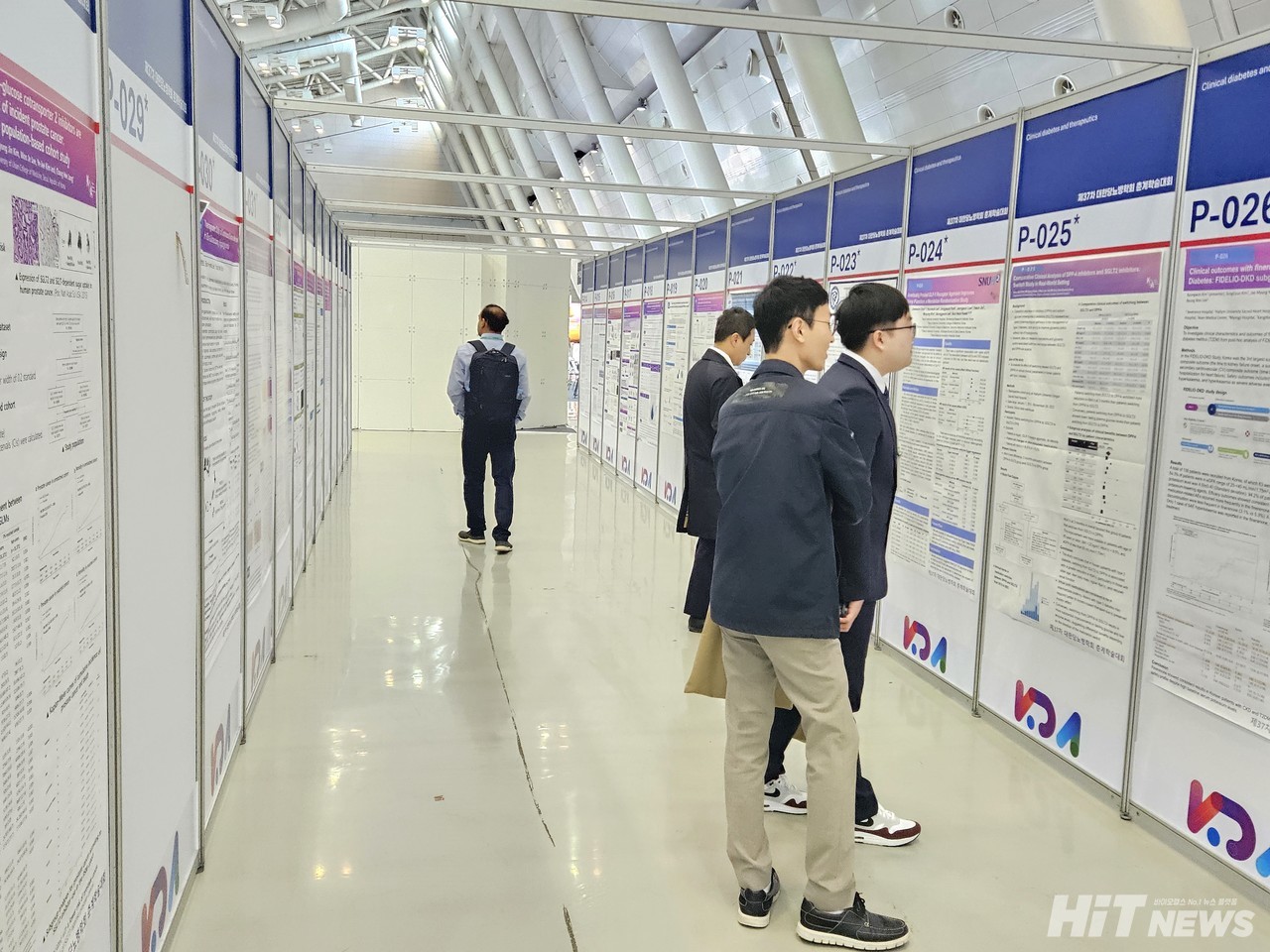 전시장 한 켠에 전시된 연구 논문들을 행사 참석자들이 관람하고 있다. 