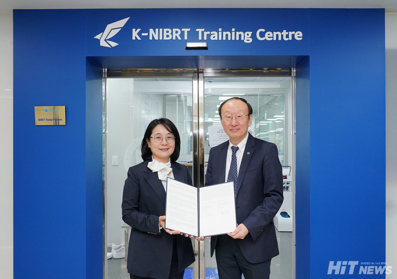 연세대 K-NIBRT 사업단은 지난 4월 24일 모더나코리아와 Mrna 교육 콘텐츠 및 프로그램 개발을 위한 협약을 체결했다. (왼쪽부터) 손지영 모더나코리아 대표, 한균희 연세대 K-NIBRT 사업단장 / 사진=연세대학교 K-NIBRT 사업단