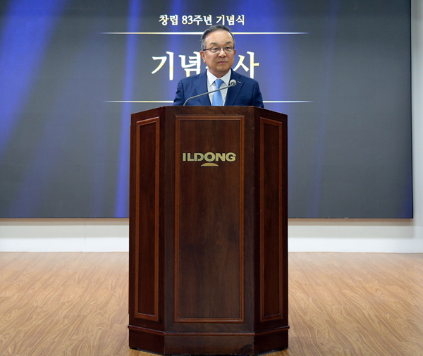 일동홀딩스의 박대창 부회장이 창립 83주년 기념사를 하고 있다.