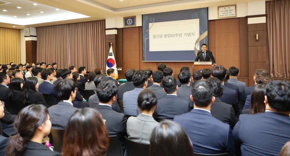 지난 7일 서울 충정로 온라인 슬롯 본사에서 진행된 온라인 슬롯 창립 83주년 기념식에서 김영주 대표가 이장한 회장의 기념사를 대독하고 있다. / 사진=온라인 슬롯