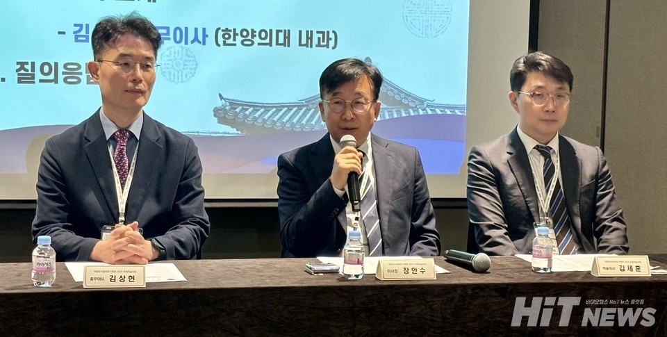 (사진 왼쪽부터) 김상헌 대한천식알레르기학회 총무이사, 장안수 이사장, 김세훈 학술이사