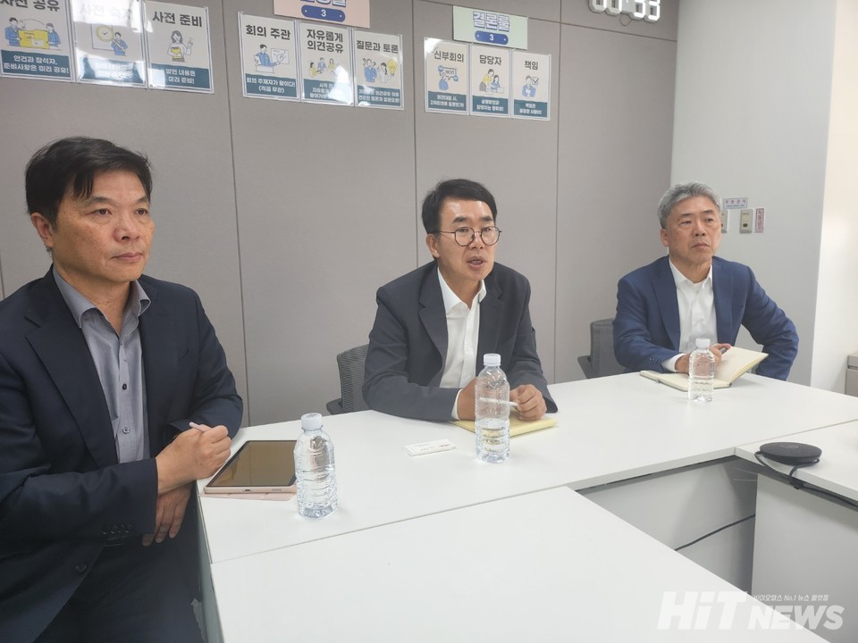 (사진 왼쪽부터) 한용해 CTO, 진양곤 회장, 정세호 대표가 기자들과 질의응답을 진행하고 있다. / 사진=박성수 기자