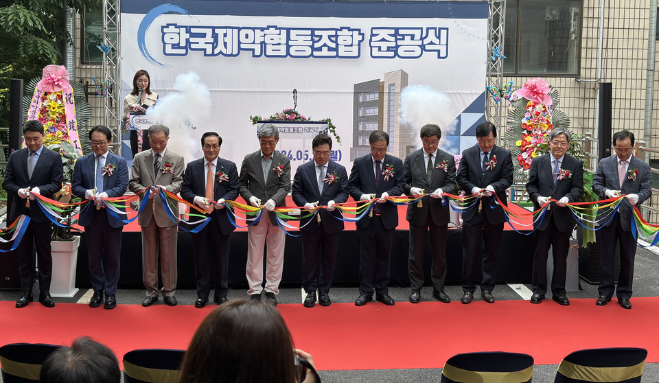 20일 열린 한국슬롯사이트협동조합 회관 준공식에서 주요 내빈이 기념 테이프를 자르고 있다.