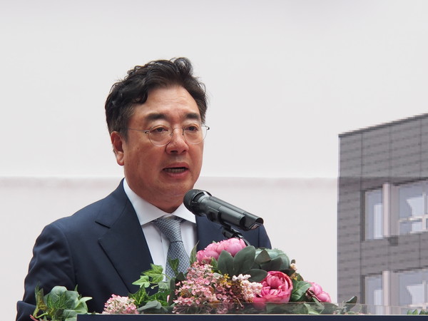 조용준 이사장이 기념사를 낭독하고 있다.