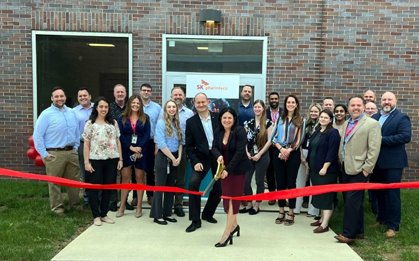 요그 알그림(Joerg Ahlgrimm) SK팜테코 대표(왼쪽에서 5번째)와 임직원들이 기념 사진을 촬영하고 있다. / 사진=SK팜테코 홈페이지