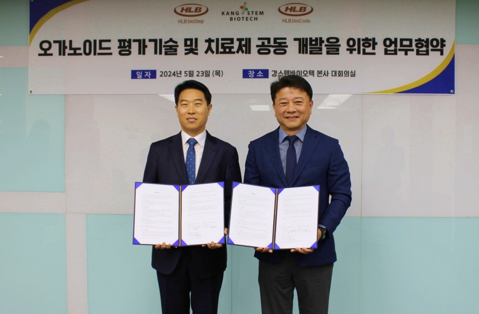 (사진 왼쪽부터) 문정환 HLB바이오스텝 대표와 나종천 강스템바이오텍 대표가 23일 오가노이드 평가 기술 및 치료제 공동 개발을 위한 업무협약(MOU)을 체결했다. / 사진=HLB바이오스텝