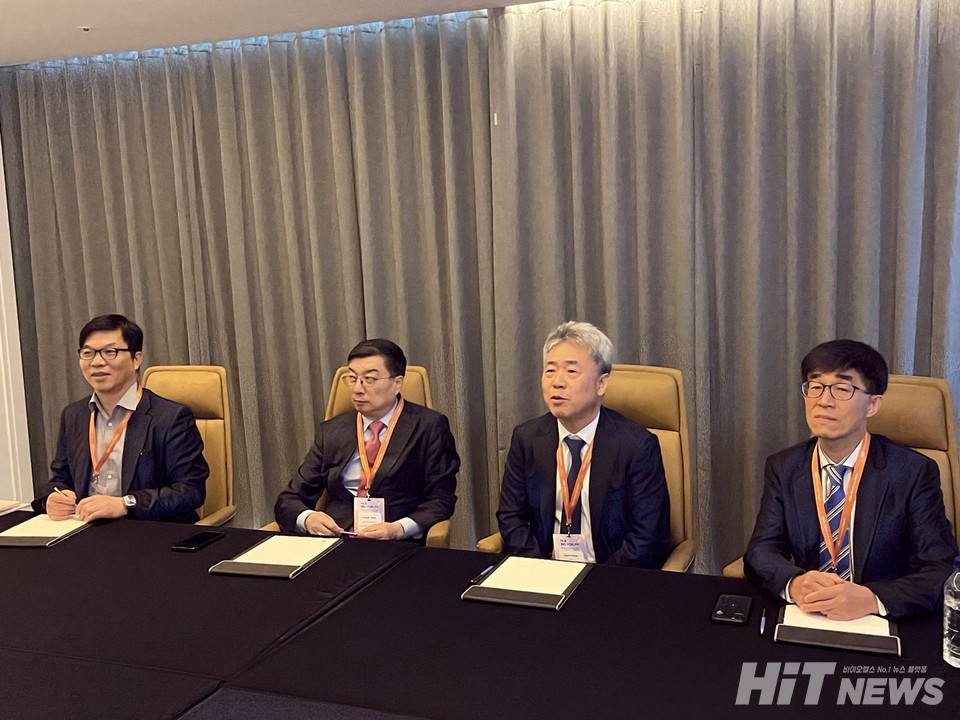 (사진 왼쪽부터) 한용해 HLB그룹 최고기술책임자(CTO), 프랭크 지앙 항서제약 부사장, 정세호 엘레바테라퓨틱스 대표, 장성훈 엘레바테라퓨틱스 부사장 / 사진=남대열 기자