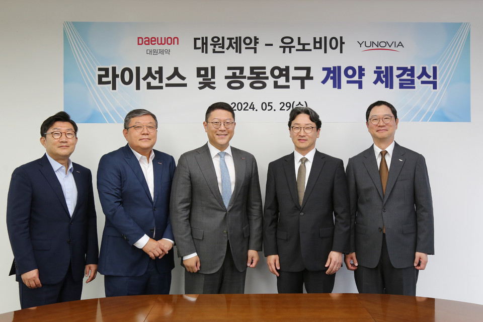 (왼쪽부터) 백승열 대원바카라 게임 사이트 부회장, 백승호 회장, 백인환 사장, 이재준 유노비아 사장, 윤웅섭 일동바카라 게임 사이트 부회장 / 사진=일동바카라 게임 사이트