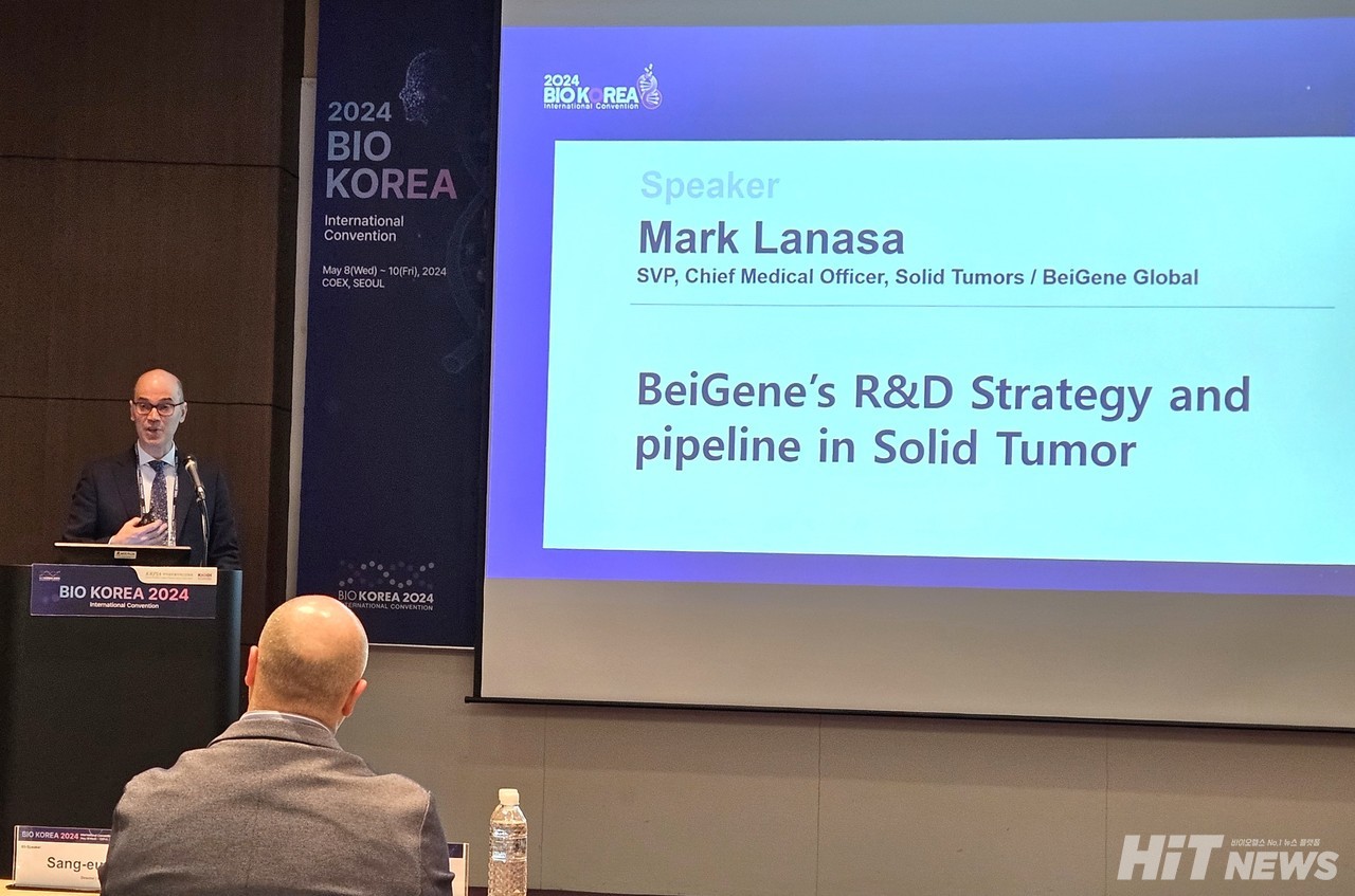 베이진 고형암 의학부문 최고책임자(CMO) '마크 라나사(Mark C. Lanasa)' 부사장이 지난 8일 서울에서 개최된 '바이오코리아(BIO KOREA) 2024' 행사에서 발표하고 있다. / 사진=황재선 기자