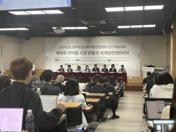 이 날 발표를 맡은 참석자들이 토론을 벌이고 있다.