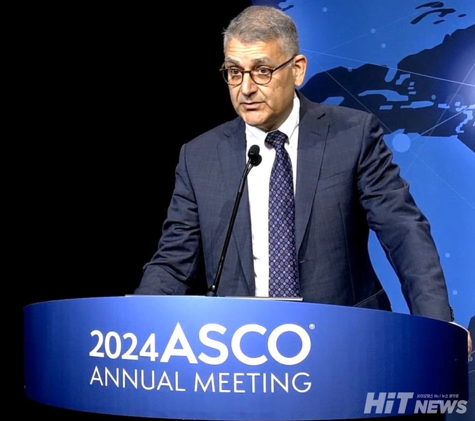 주세페 쿠리글리아노(Guiseppe Curigliano) 밀라노 대학교 의학종양학과 교수(이탈리아 유럽종양학연구소 부서장)는 2일(현지 시간) 미국 시카고에서 진행된 미국종양학회(ASCO) 연례 학술대회에서 'Destiny-Breast06' 3상 임상 시험의 중간 결과를 발표했다. / 사진=ASCO 생중계 캡쳐 