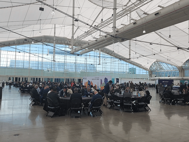 휴게공간 전경. 행사 시작 전부터 미팅이 일부 진행되는 모습도 볼 수 있었다. / 영상=박성수 기자