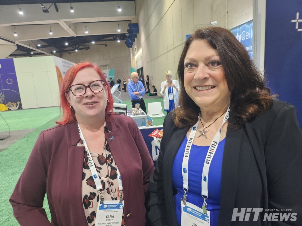 타라 L. 커비 NIH 기술이전국 국장(사진 왼쪽)과 제니퍼 L. 다이어 팀장이 히트뉴스와 즉석 인터뷰를 진행 중이다.