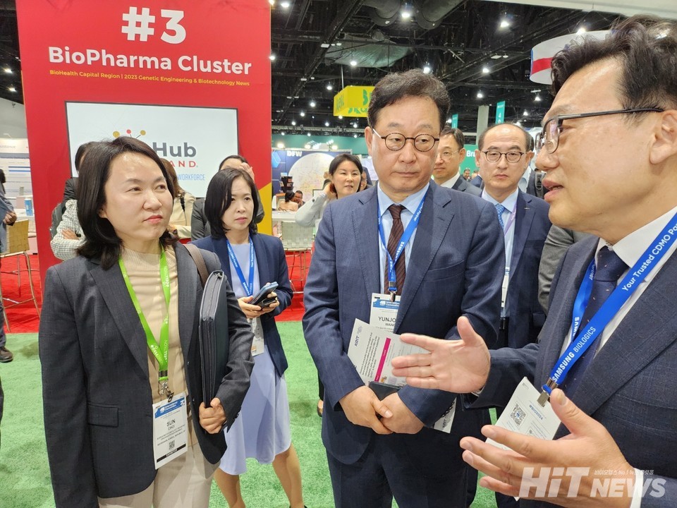 왕윤종 대통령실 국가안보실 3차장(사진 중앙)이 박정태 바이오의약품협회 부회장(사진 오른쪽)의 브리핑을 듣고 있다. / 사진=박성수 기자