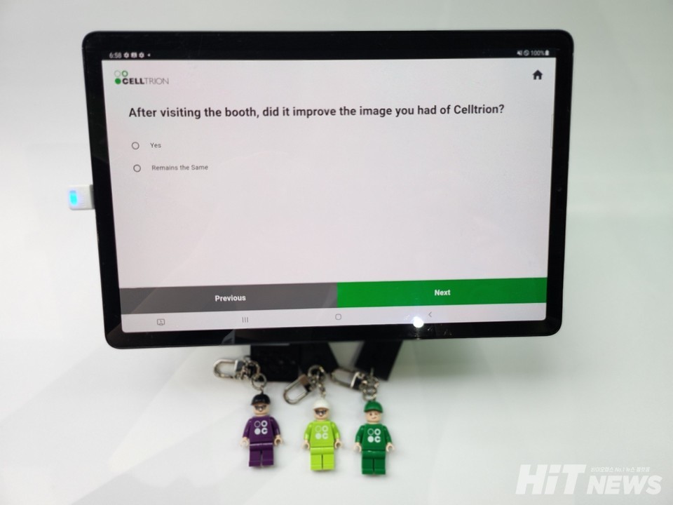 The visitor survey tablets and LEGO keyrings displayed at 바카라 확률's booth