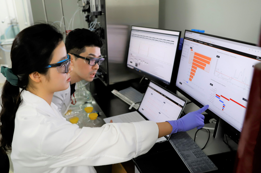 SK바이오사이언스 연구원들이 ADO(AI based Design space Optimization System)를 활용해 실험 설계를 논의하고 있다. / 사진=SK바이오사이언스