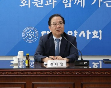 김대업 중앙선거관리위원장은 지난 24일 진행된 출입 기자단 브리핑에서 발언하고 있다.