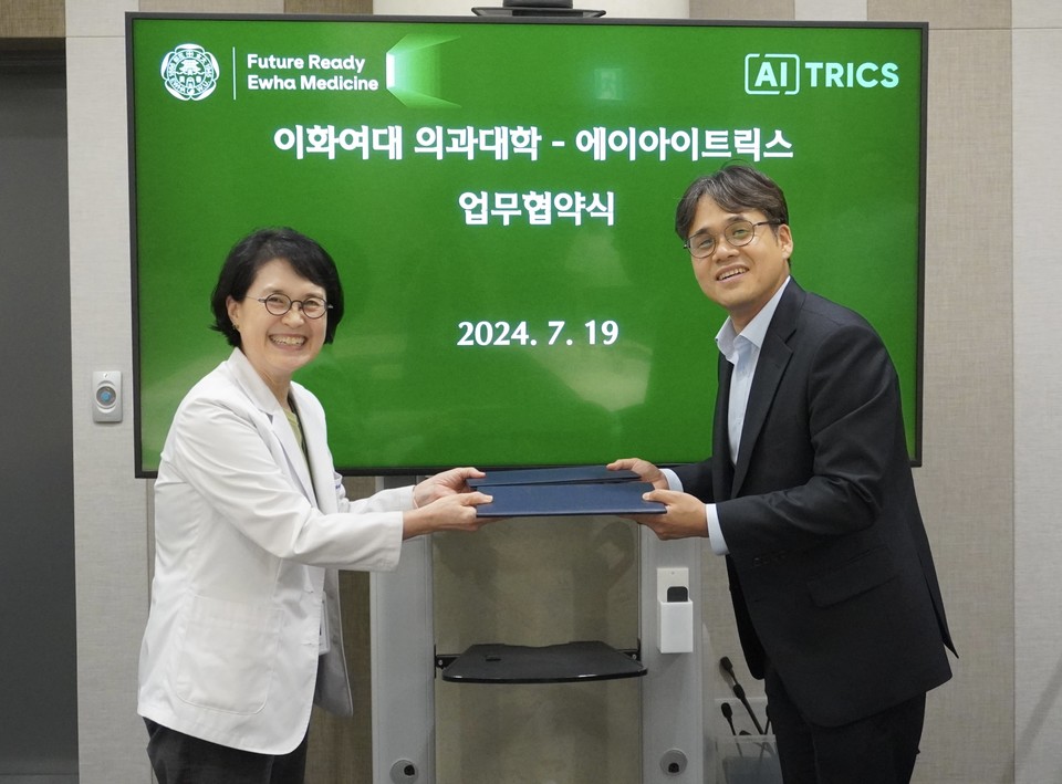 (왼쪽부터) 하은희 이화여대 의과대학장, 조훈 에이아이트릭스 CBO / 사진=에이아이트릭스