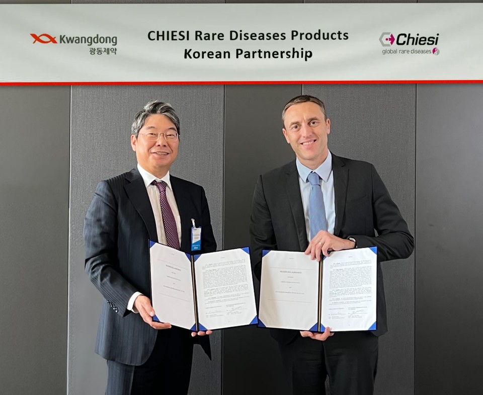 최성원 광동제약 대표(왼쪽)가 지난해 이탈리아의 희귀의약품 전문기업 '키에시(CHIESI Farmaceutici)'와 글로벌 희귀의약품 3종 도입 계약을 체결한 뒤 기념 촬영을 하고 있다. / 사진=광동제약