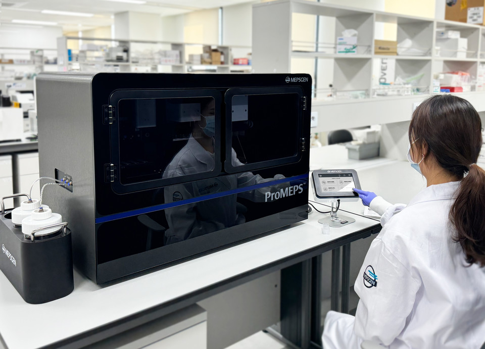 연구원이 프로멥스를 가동하고 있다. 출처=멥스젠