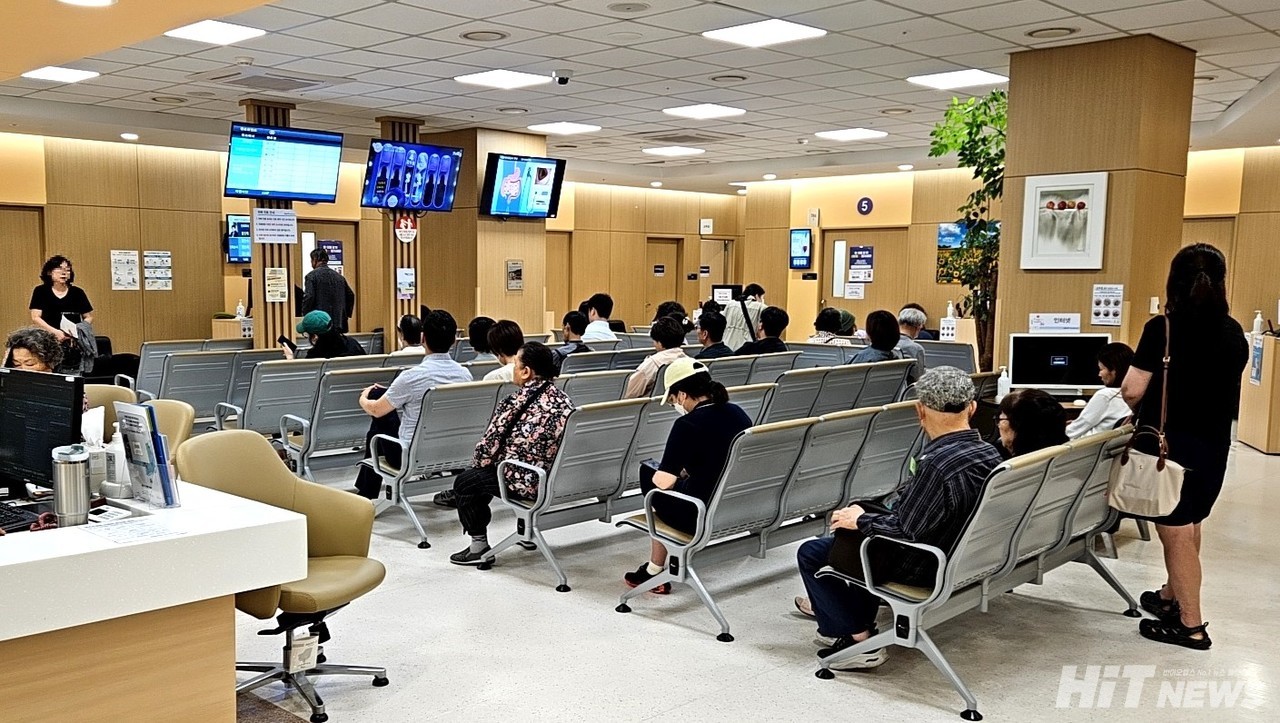 상급종합병원 내 진료실에서 환자들이 대기순번을 기다리고 있다. / 사진=황재선 기자