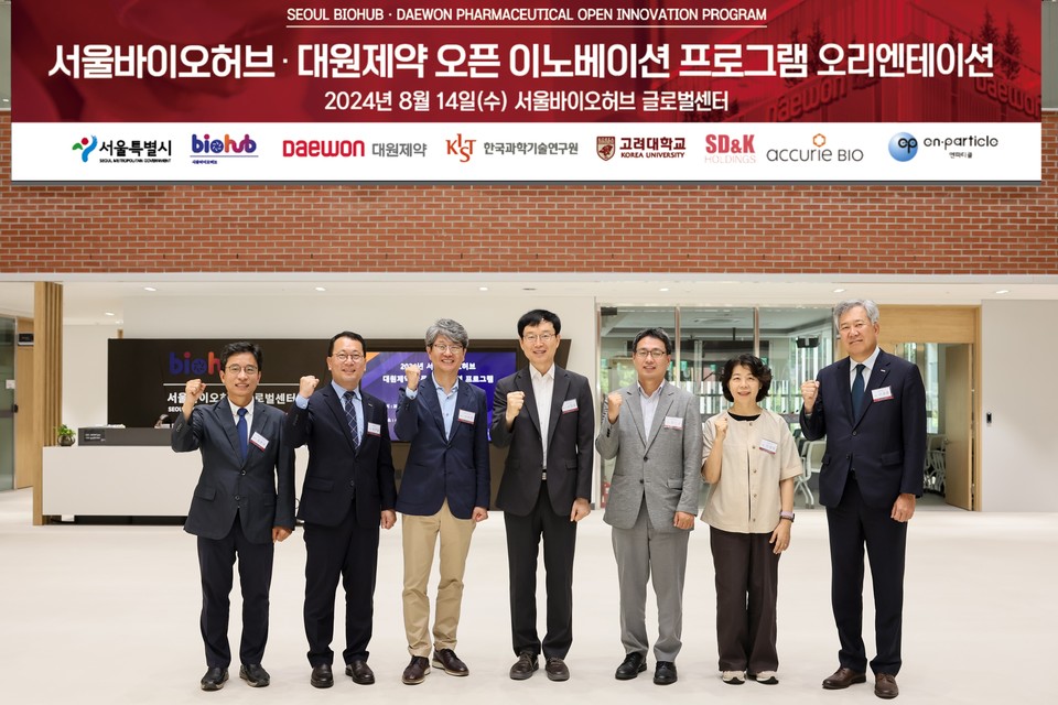 왼쪽부터 김현우 서울바이오허브 센터장, 김주일 대원제약 R&D 부문장 부사장, 신수안 에큐리바이오 대표, 고정상 엔파티클 대표, 최판규 서울시 창조산업기획관 국장, 안명희 서울시 바이오정책팀 팀장, 이경준 대원제약 중앙연구소장 전무 / 사진=대원제약